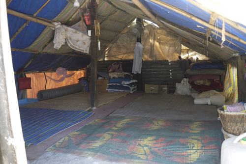 一家が暮らす仮設テントの中の様子