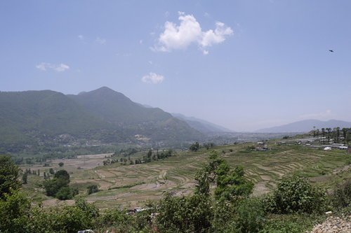 ネパール入りして2日後、糸紡ぎの村へ。田園風景を見ながら村に入りました。