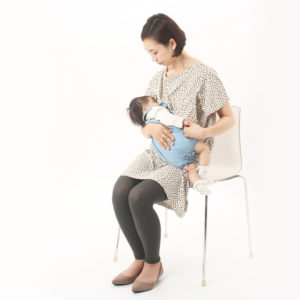 授乳写真：実は授乳中　授乳服ポワス